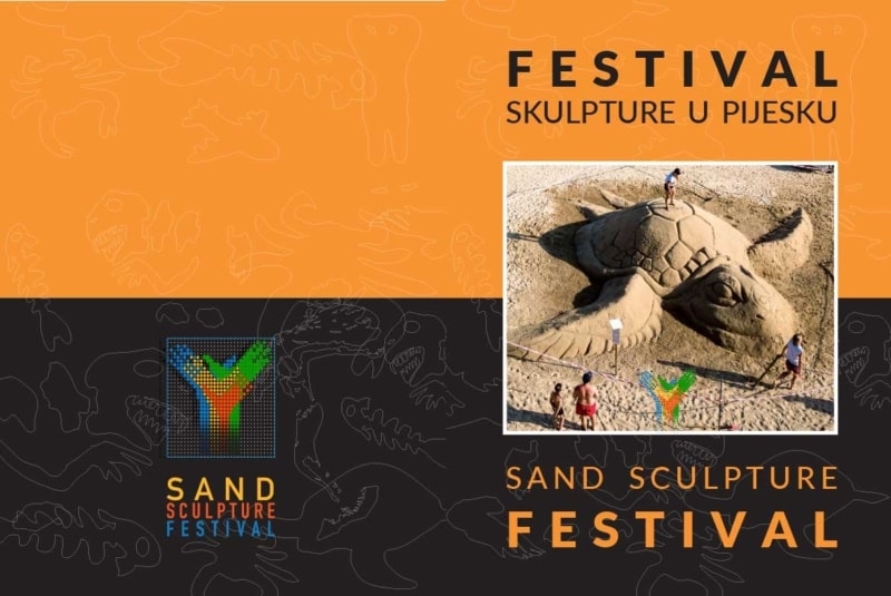 Prolistajte brošuru koja prati razvojni put Festivala skulpture u pijesku od njegovog začetka