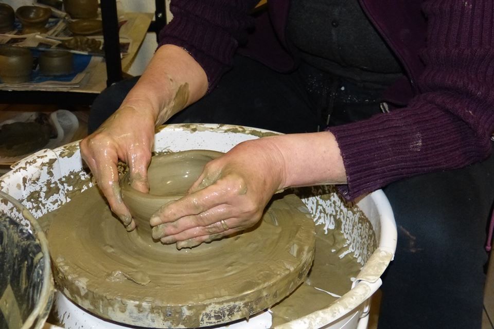 Započeo dvotjedni tečaj izrade keramike (lončarstva) u Loparu