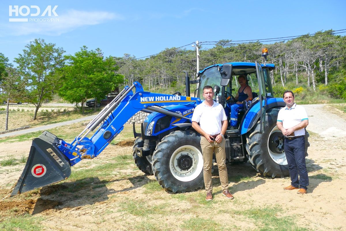 Lopar Vrutak d.o.o. s novim traktorom u lipanjsku akciju “Lopar pokosi, travi prkosi”