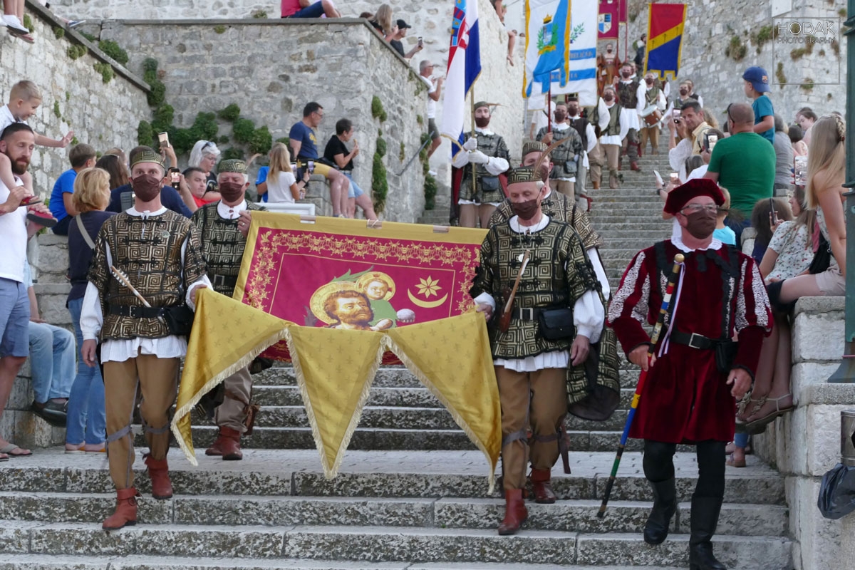 Simboličnom kostimiranom promenadom uz podizanje fjerske zastave otvorena 19. Rabska fjera