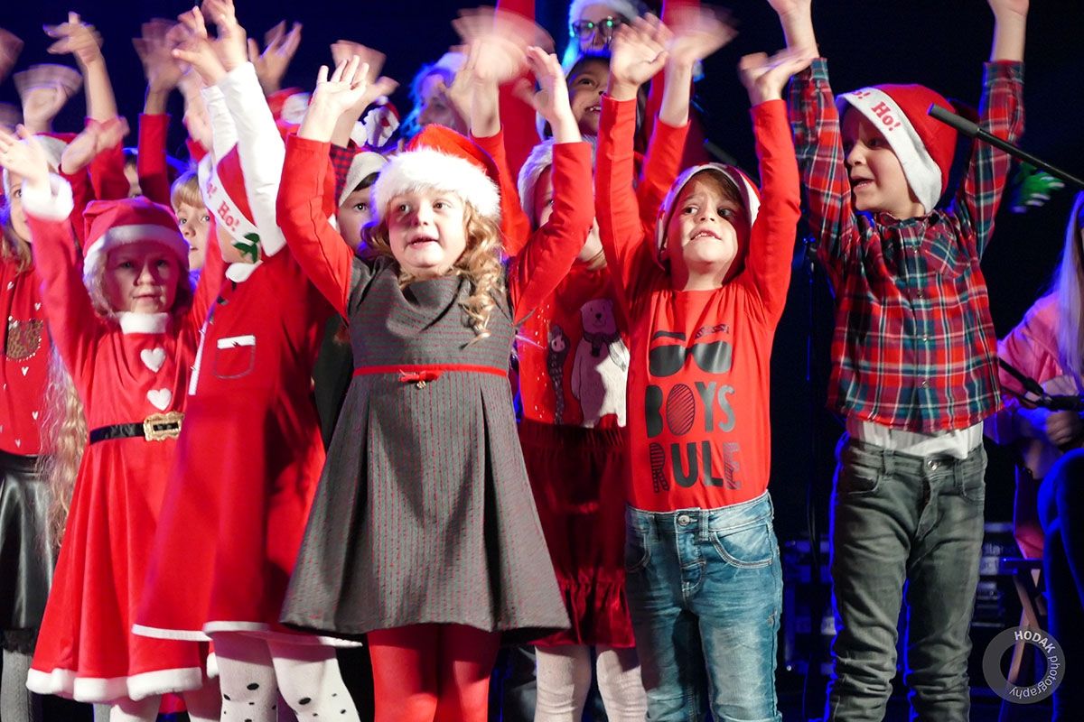 Božićni koncertni spektakl predškolaca Dječjeg vrtića „Pahuljica“ u prepunoj sportskoj dvorani