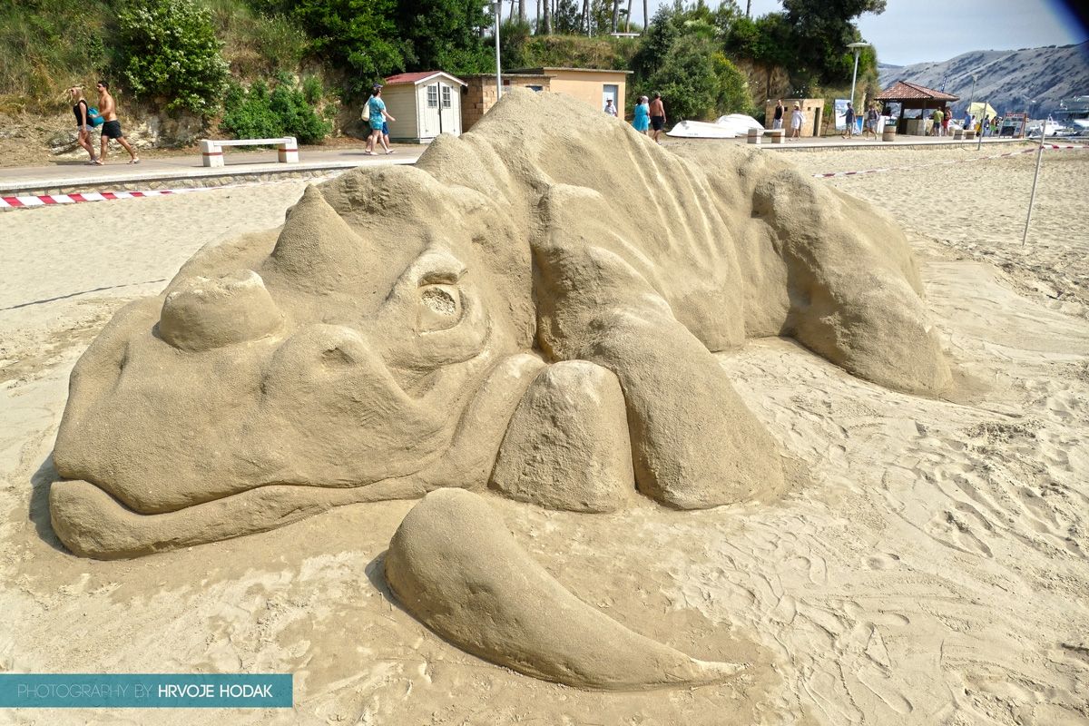 Mladi skulptori stvarali čuda iz pijeska – “Nosorog” pobijedio!