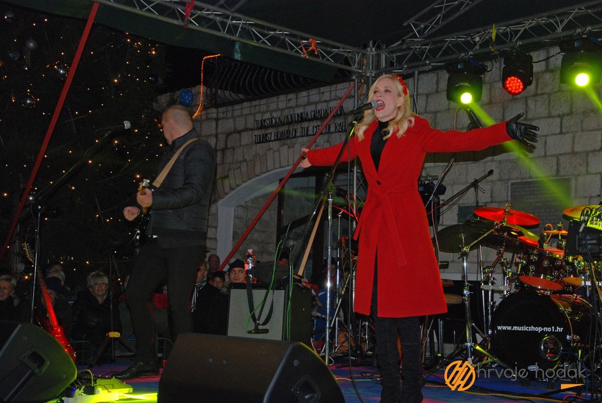 Jelena Rozga u rapskoj novogodišnjoj noći oborila rekord klape „Rišpet“