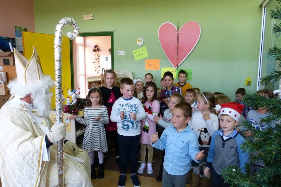 Poklon-predstava “Ivica i Marica” i dolazak omiljenog sveca među loparske mališane