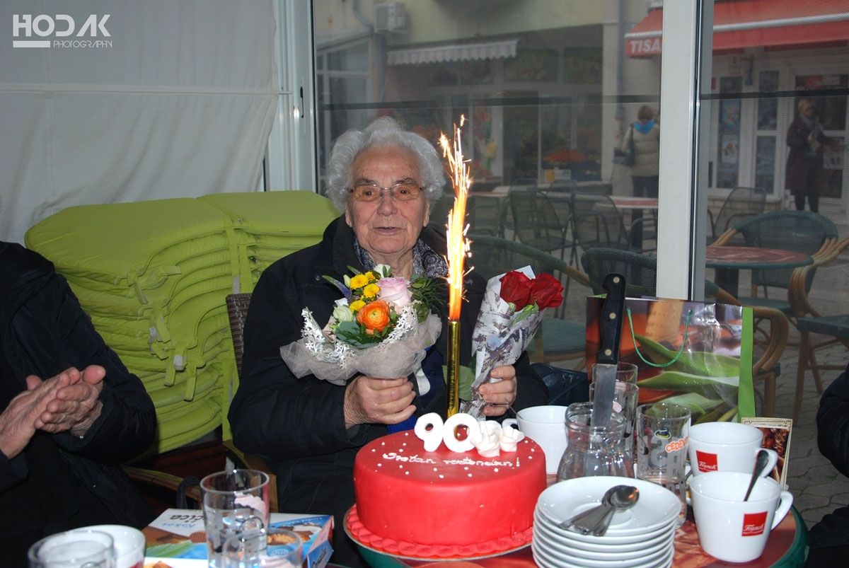 Gospođa Antica Marijan s prijateljicama uz tortu i jutarnju kavu u “Šarengradu” proslavila 90. rođendan