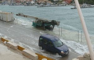 Olujno jugo i visoka plima ponovno potopili gradske rivu u luci Rab