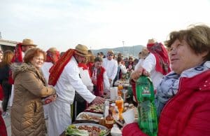 BELI MAŠKARI – Zajedništvom mještana očuvana karnevalska tradicija Supetarske Drage