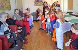 Djeca odgojno-obrazovne skupine Pužići razveselila korisnike Doma za starije Rab