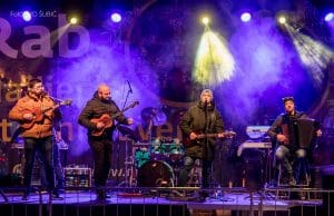 Tamburaši zasvirali na adventskoj pozornici Trga Municipium Arba
