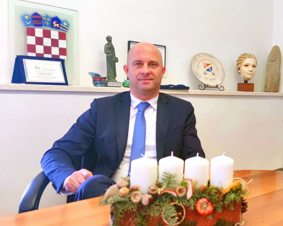 Božićno-novogodišnja čestitka gradonačelnika Raba Nikole Grgurića