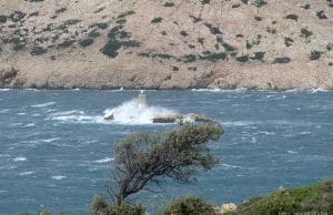 Vjetar stvara probleme u pomorskom i cestovnom prometu, katamaran ne vozi