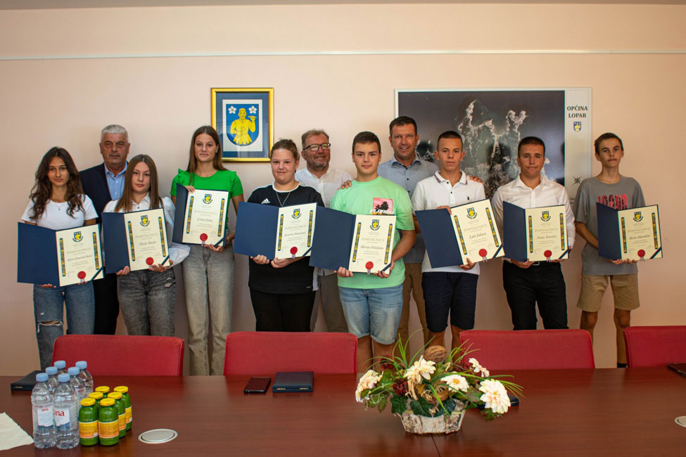 Podjelom medaljona odlikašima započeo program obilježavanja Dana Općine Lopar i blagdana Male Gospe Podjelom medaljona odlikašima započeo program obilježavanja Dana Općine Lopar i blagdana Male Gospe