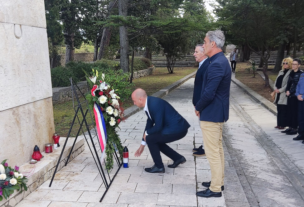 Ususret blagdanu Svih svetih položeni vijenci na spomen-groblju u Kamporu Ususret blagdanu Svih svetih položeni vijenci na spomen-groblju u Kamporu
