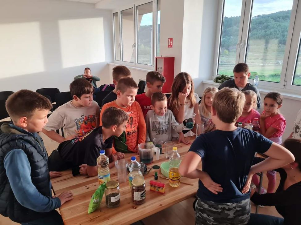 U Loparu održana prva znanstvena radionica za djecu, na temu svojstva gustoće U Loparu održana prva znanstvena radionica za djecu, na temu svojstva gustoće