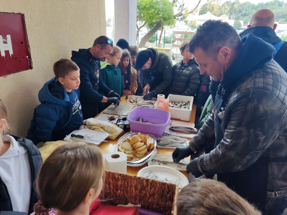 U dvorištu rapske Osnovne škole održana edukativna prezentacija o pripremanju ribe