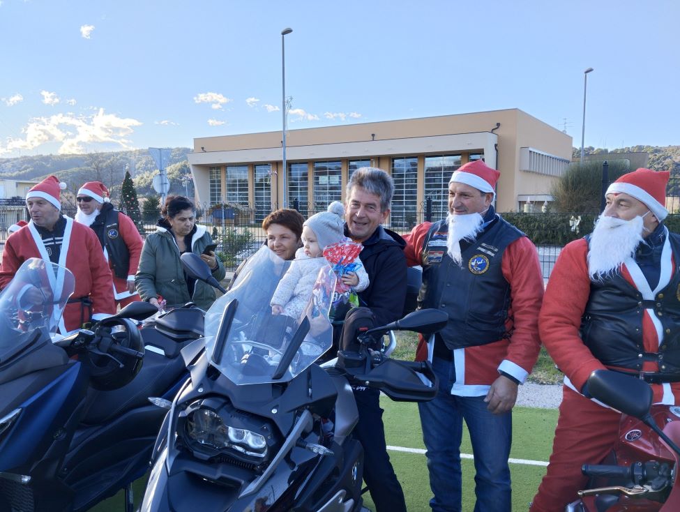 Moto mrazovi razveselili djecu na tradicionalnom “Božićnom sajmu” u Loparu Moto mrazovi razveselili djecu na tradicionalnom “Božićnom sajmu” u Loparu