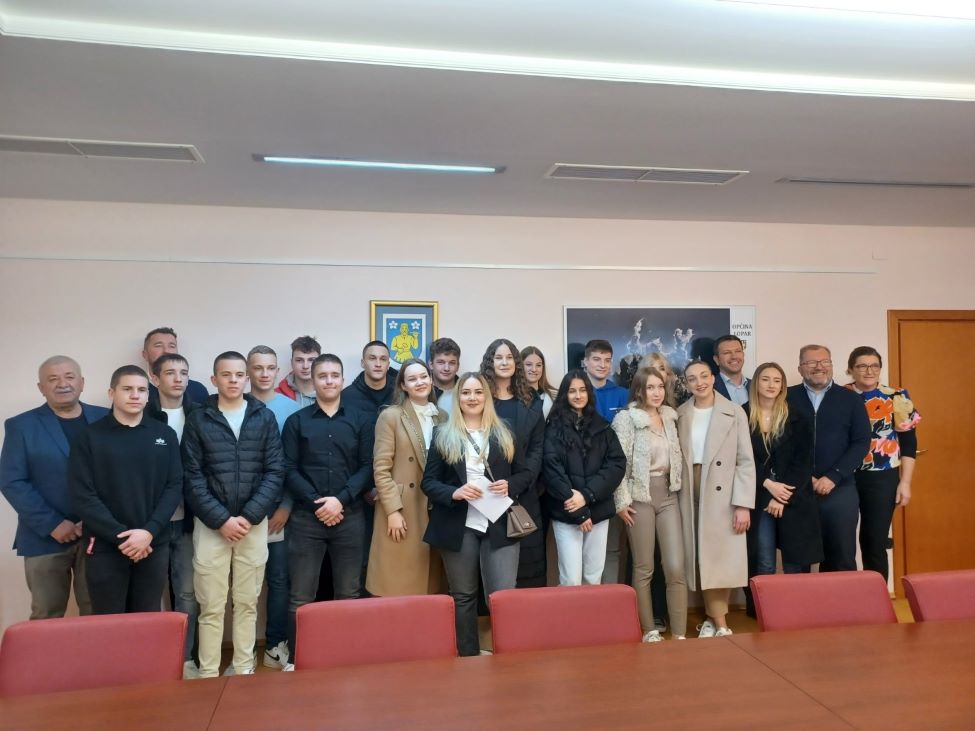U prostorijama Općine Lopar potpisani i uručeni ugovori za učeničke i studentske stipendije