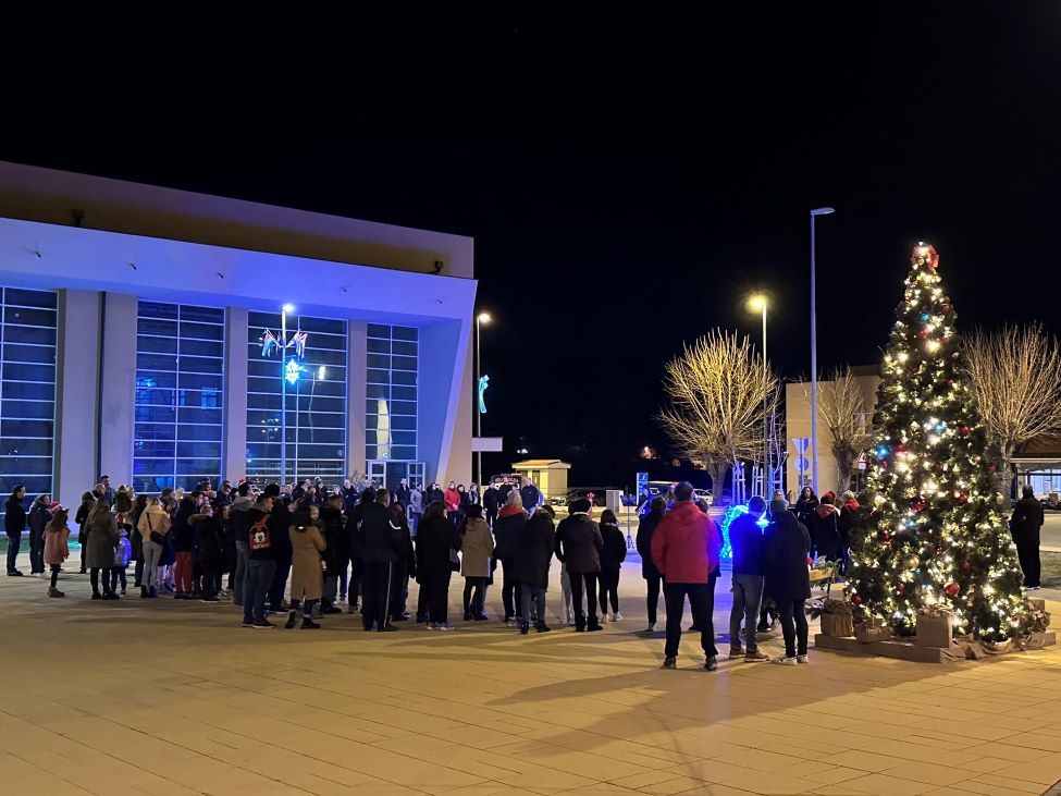 Svečano upaljena prva adventska svijeća u Loparu
