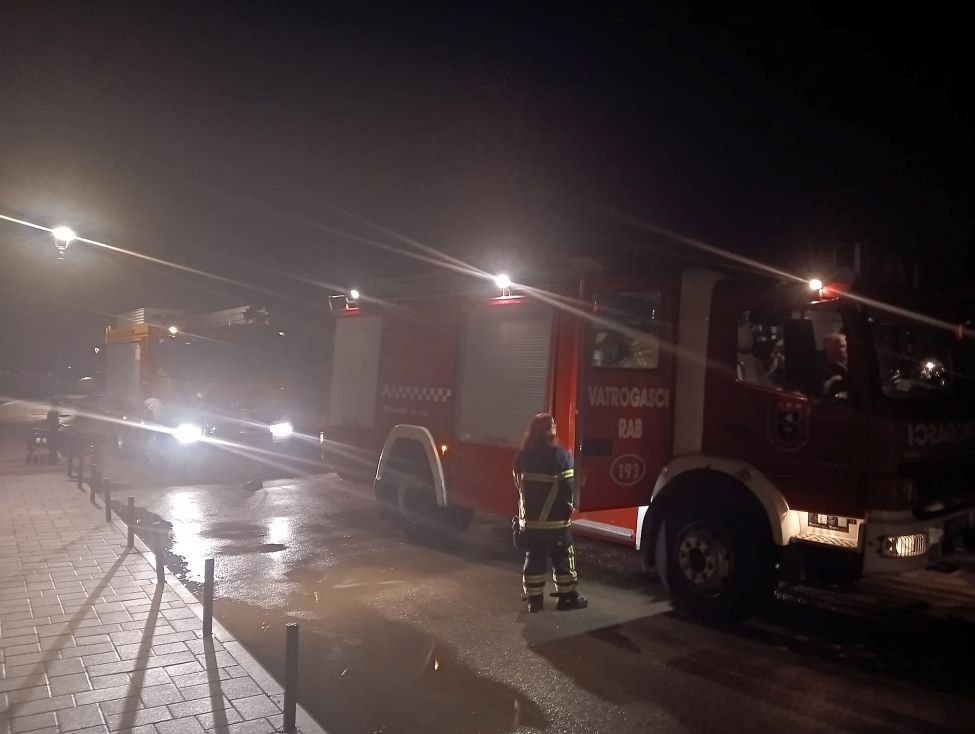 Rapski vatrogasci odradili još jednu uspješnu intervenciju, gasili požar u Barbatu Rapski vatrogasci odradili još jednu uspješnu intervenciju, gasili požar u Barbatu