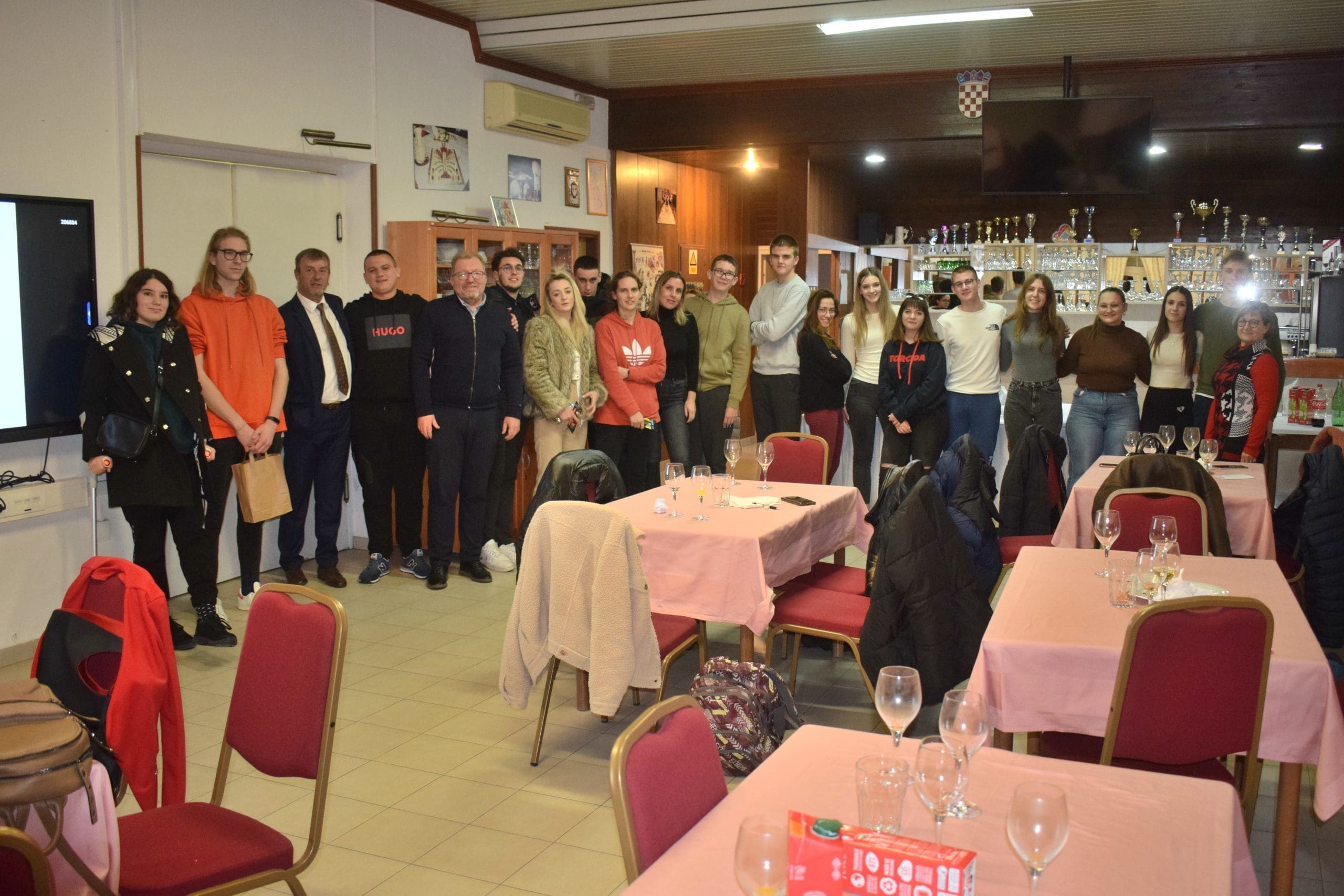 Rapski srednjoškolci uz prigodnu večeru odradili pub kviz i zaključili Nacionalnu kviz ligu Rapski srednjoškolci uz prigodnu večeru odradili pub kviz i zaključili Nacionalnu kviz ligu