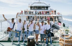 Glazbeni show na trajektu Lopar – Valbiska, putnici oduševljeni koncertom na pučini!