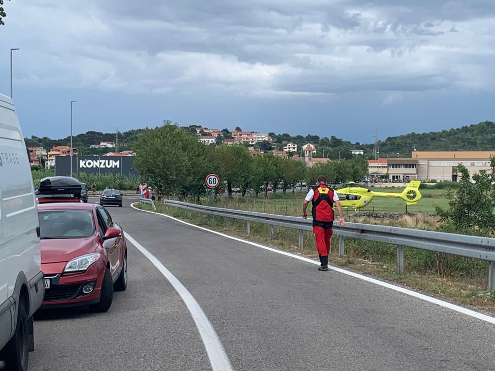 U teškom sudaru na ulasku u Lopar poginula jedna osoba i nekoliko ozlijeđenih