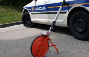 U prometnoj nesreći na Rabu teško ozlijeđena vozačica mopeda