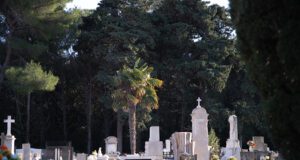 Zbog visokih temperatura, pogrebi na Rabu tijekom ljeta održavat će se u jutarnjim terminima