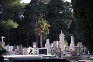 Zbog visokih temperatura, pogrebi na Rabu tijekom ljeta održavat će se u jutarnjim terminima