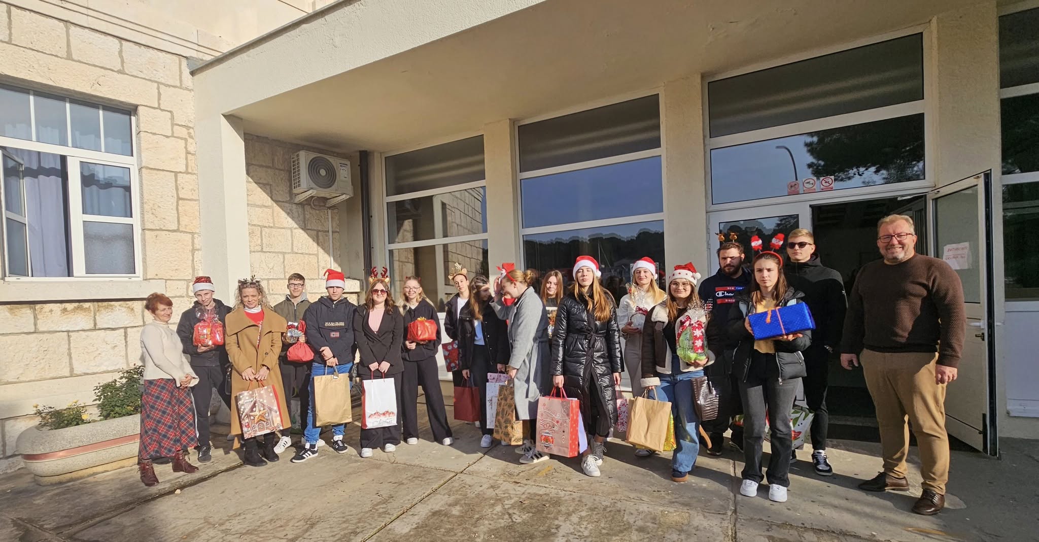 Srednjoškolci i profesori razveselili umirovljenike pjesmom i poklonima