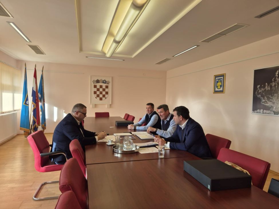 Direktor HTZ-a, Kristjan Staničić, posjetio Općinu Lopar Direktor HTZ-a, Kristjan Staničić, posjetio Općinu Lopar