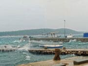 Jugo stvara poteškoće u pomorskom prometu diljem obale