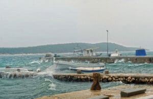 Jugo stvara poteškoće u pomorskom prometu diljem obale