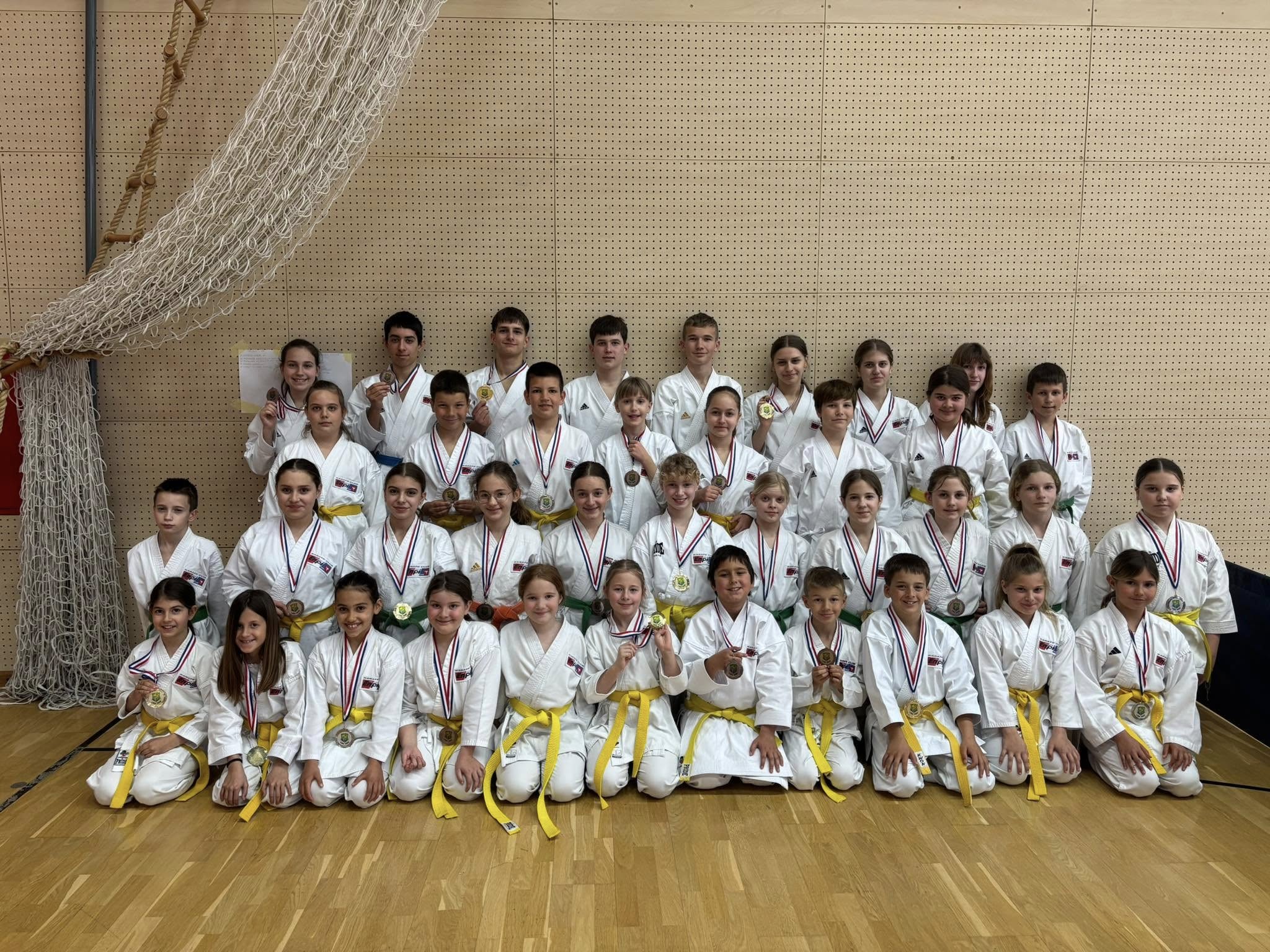 Nevjerojatna berba medalja za naše karatistice i karatiste! Na Rab stiglo čak 31 odličje Nevjerojatna berba medalja za naše karatistice i karatiste! Na Rab stiglo čak 31 odličje