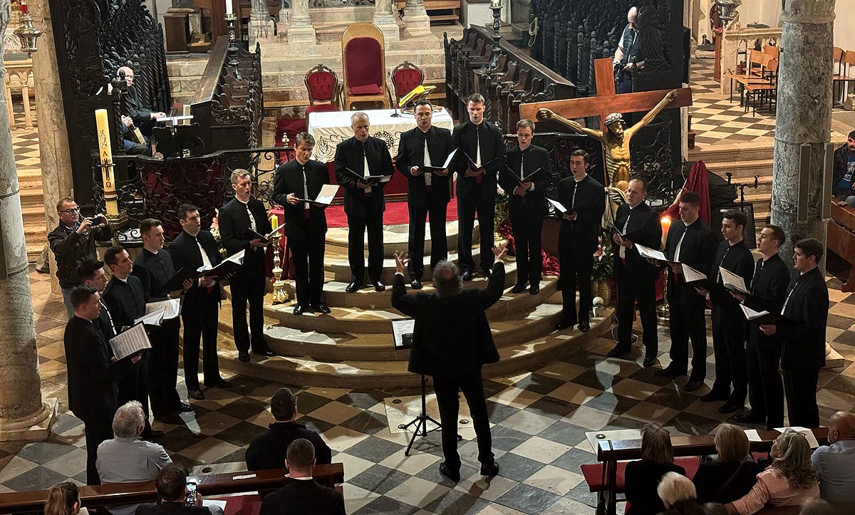 Veličanstveni koncert Vokalista Lada koji će dugo ostati urezan u srcima svih prisutnih Veličanstveni koncert Vokalista Lada koji će dugo ostati urezan u srcima svih prisutnih