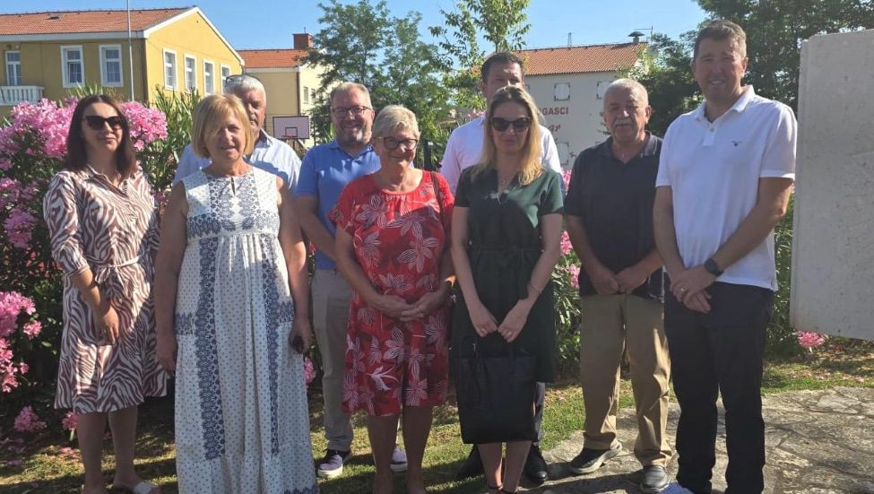 Delegacija Općine Lopar odala počast palim Loparanima povodom Dana antifašističke borbe Delegacija Općine Lopar odala počast palim Loparanima povodom Dana antifašističke borbe