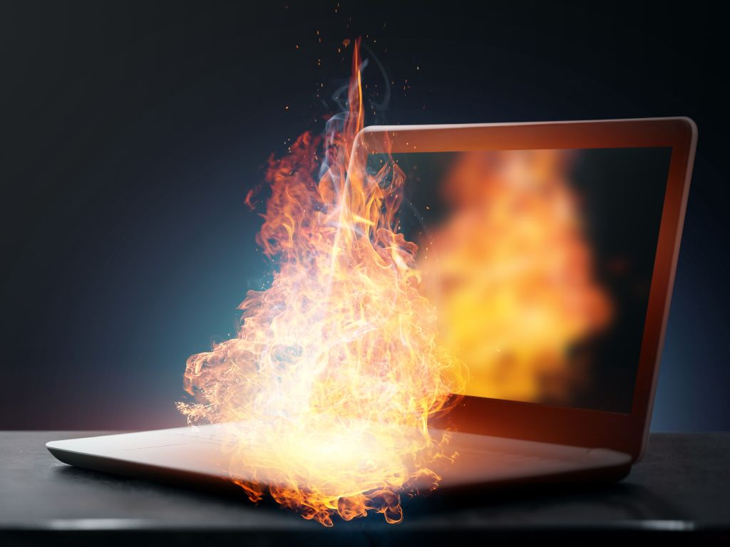 Vatrogasci upozoravaju! Punjenje laptopa i mobitela sve češće uzrokuje požare Vatrogasci upozoravaju! Punjenje laptopa i mobitela sve češće uzrokuje požare