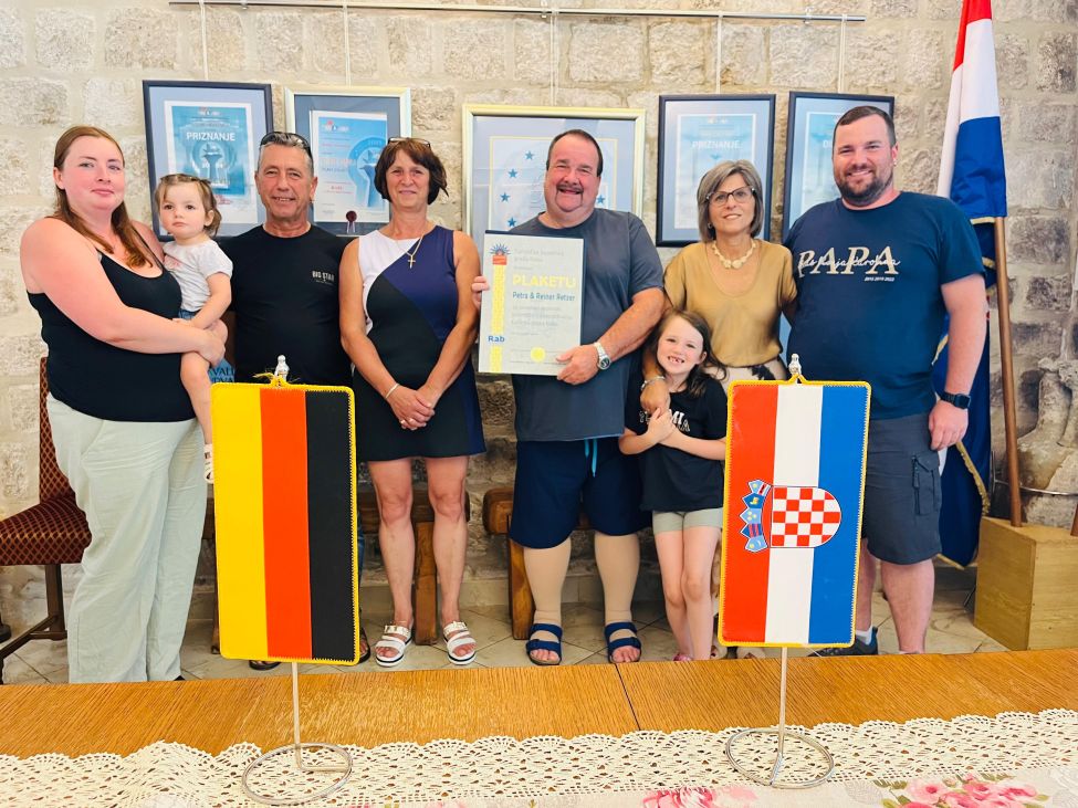 Još jedni veliki zaljubljenici u Rab dobili plaketu kao dugogodišnji stalni gosti Još jedni veliki zaljubljenici u Rab dobili plaketu kao dugogodišnji stalni gosti