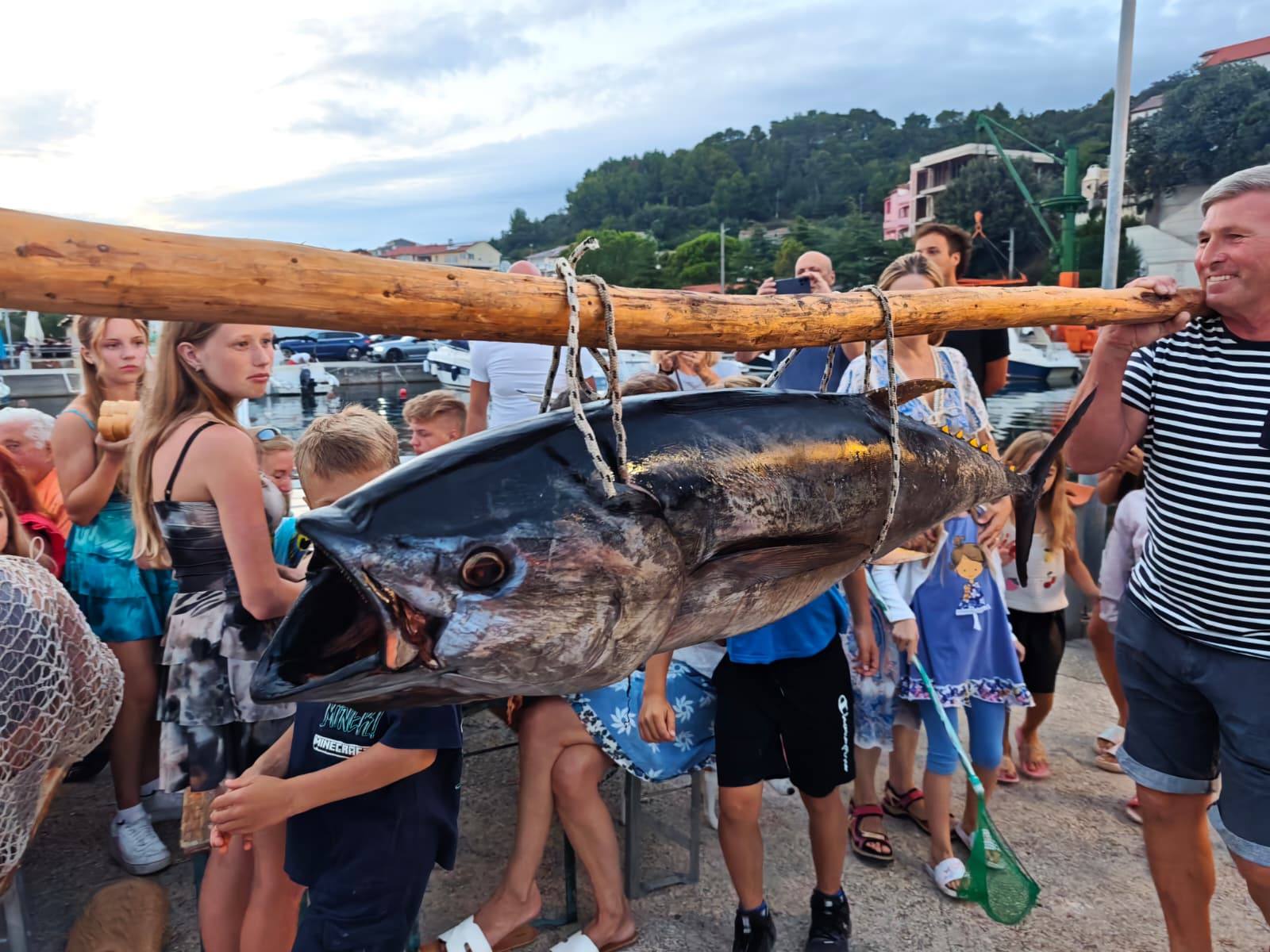 FOTO | Još jedna kamporska ribarska fešta i “povorka” tune oduševile brojne goste