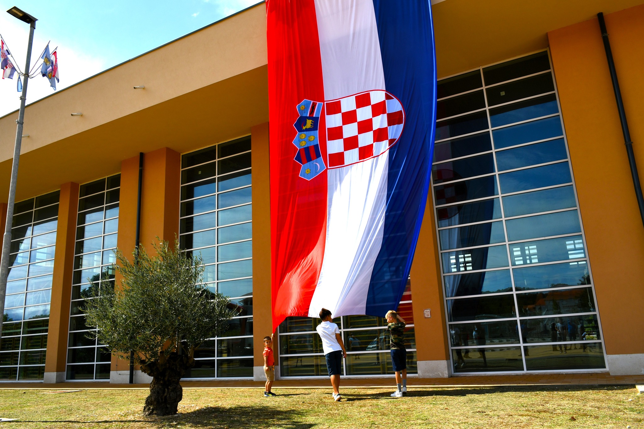 Uoči obilježavanja VRO-a “Oluja” na Dvoranskom trgu u Loparu izvješena velika hrvatska zastava