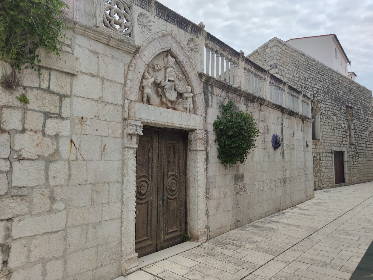 Drvena vrata s Palače Nimira mala otišla na restauraciju Drvena vrata s Palače Nimira mala otišla na restauraciju