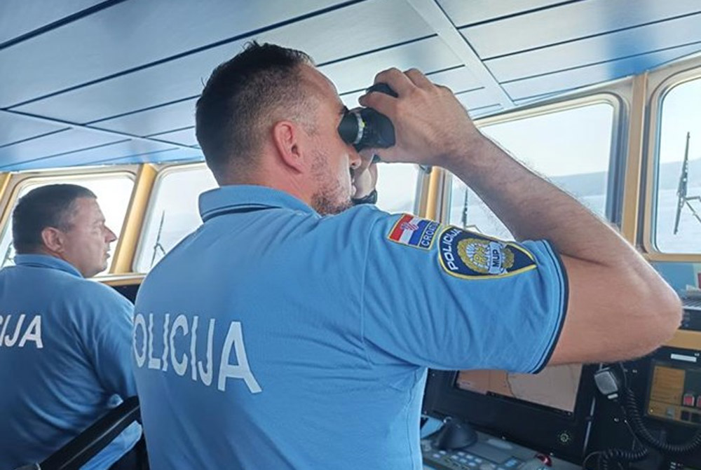 Stranci i dalje glisiraju preblizu obale u akvatoriju Raba, a policija dijeli kazne