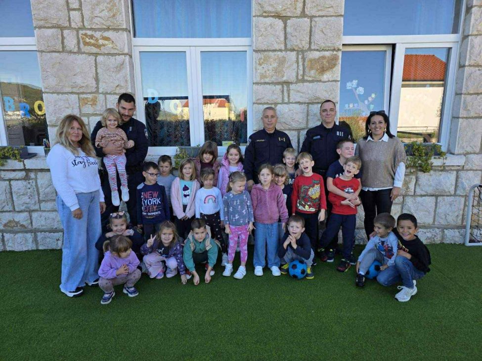 Vrtićarci obilježili Svjetski dan pješačenja, Dan policije i Dan kruha uz podršku roditelja i zajednice Vrtićarci obilježili Svjetski dan pješačenja, Dan policije i Dan kruha uz podršku roditelja i zajednice