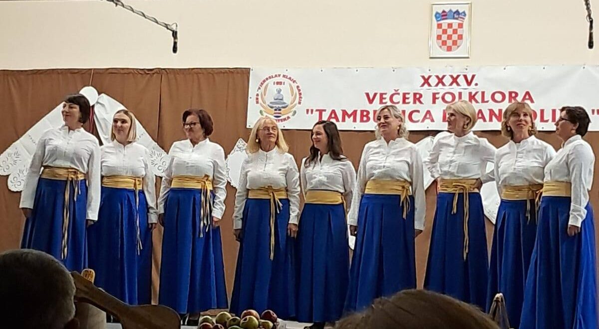 Ženska klapa Sozal nastupila na smotri “Tamburica i mandolina” u Sibinju Ženska klapa Sozal nastupila na smotri “Tamburica i mandolina” u Sibinju
