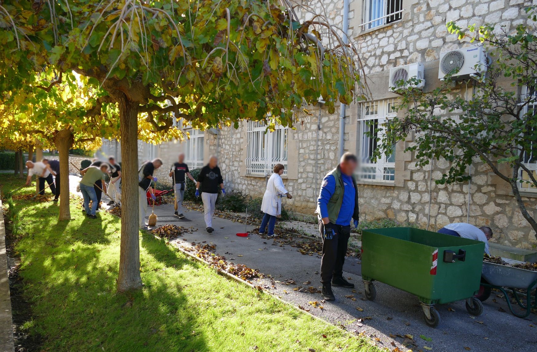 U bolničkom parku Insule održana mini eko akcija! U bolničkom parku Insule održana mini eko akcija!