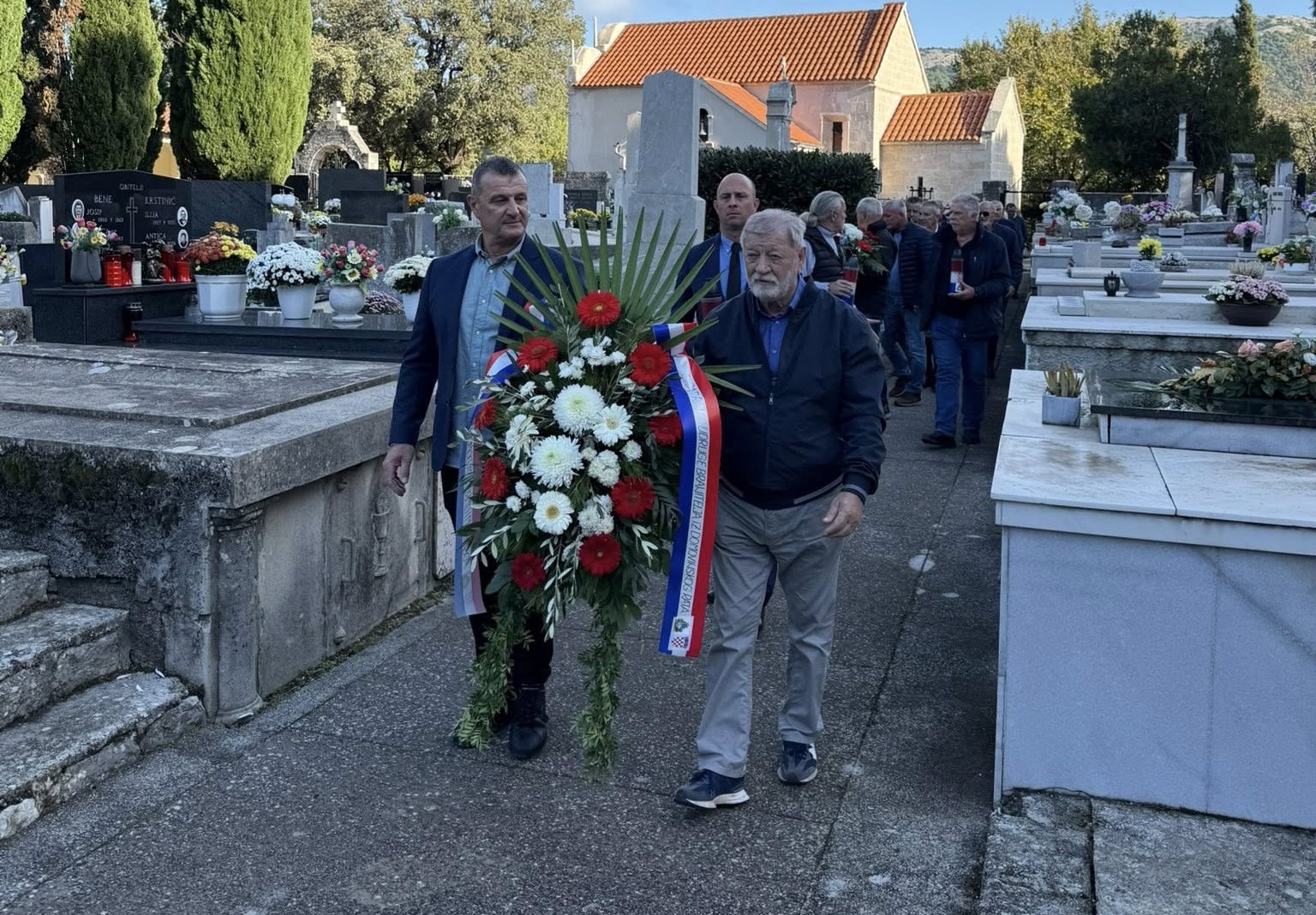 Delegacija Grada i braniteljskih udruga odala počast pokojnima uoči Svih svetih Delegacija Grada i braniteljskih udruga odala počast pokojnima uoči Svih svetih