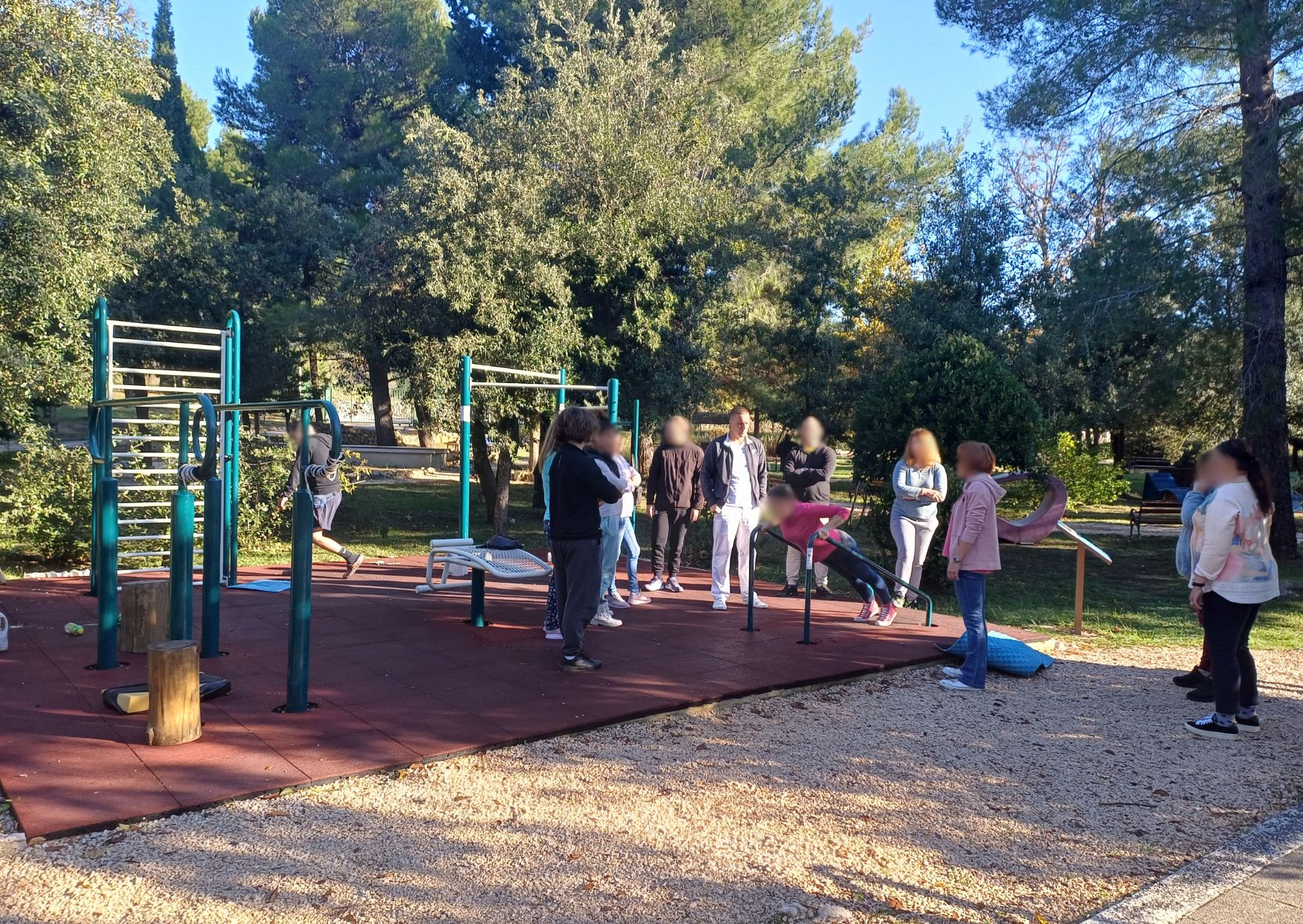 Insula za pacijente organizirala vođene vježbe u svom Street park Gymnasiumu