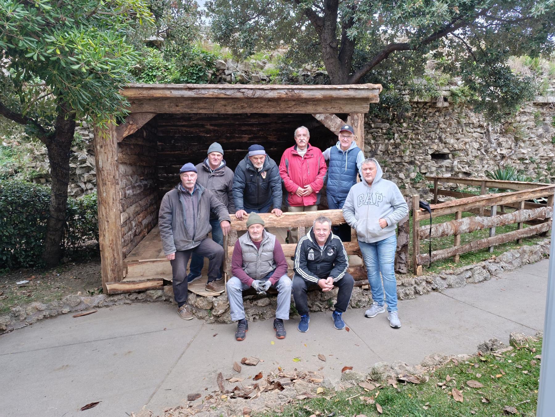 Branitelji s Raba izradili fantastične jaslice za adventsku bajku