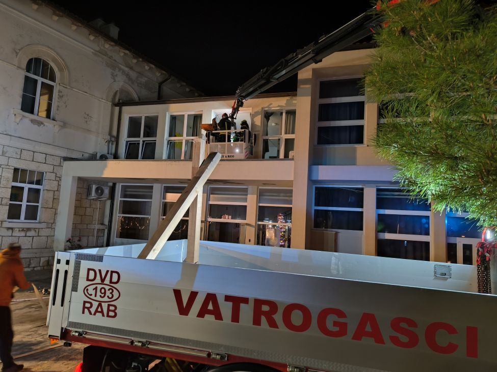 U srednjoj školi održana edukativna evakuacijska vježba s vatrogascima