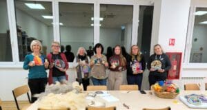 FOTO | Kreativni blagdanski ugođaj: Izrada božićnih ukrasa od vune u Loparu